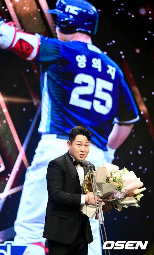 [OSEN=최규한 기자]포수 부문 골든글러브를 거머쥔 두산 양의지가 소감을 전하고 있다. 2022.12.09 / dreamer@osen.co.kr