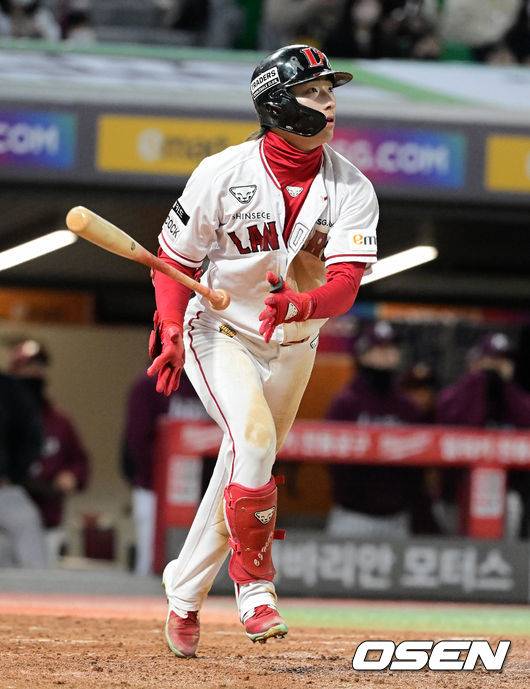 [OSEN=인천, 지형준 기자]5회말 1사에서 SSG 최지훈이 투런포를 날리고 기뻐하고 있다. 2022.11.02 /jpnews@osen.co.kr