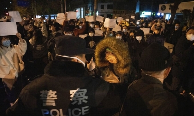 지난 11월 27일 중국 베이징의 한 거리에서 ‘백지 시위’를 하는 시민들과 마주한 중국 공안의 모습. AP연합뉴스