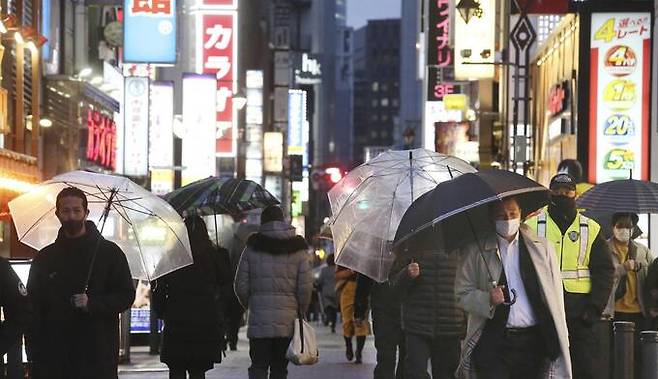 일본 수도 도쿄의 술집과 식당이 늘어선 거리 모습. 도쿄=AP뉴시스