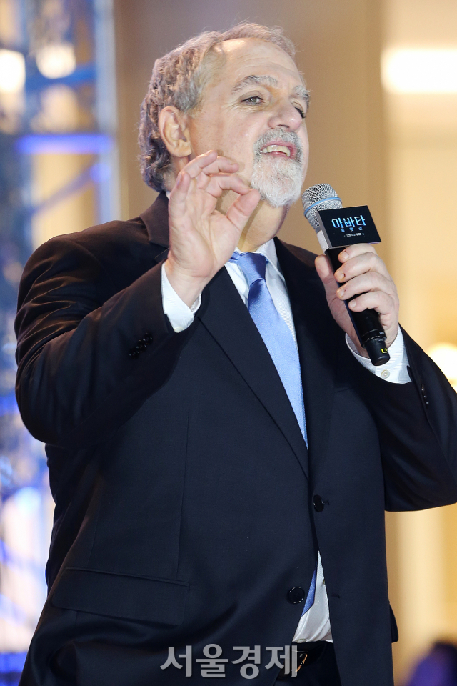 존 랜도 프로듀서가 9일 오후 서울 영등포구 영등포 타임스퀘어에서 열린 영화 '아바타: 물의 길' 블루카펫에서 소감을 말하고 있다. / 사진=김규빈 기자.