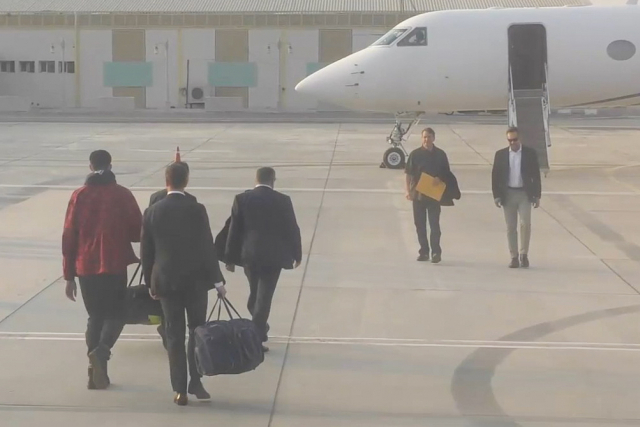 8일(현지 시간) 아랍에미리트(UAE) 아부다비 공항에서 미국 프로농구 스타 브리트니 그라이너(왼쪽)와 러시아 출신의 무기 밀매상인 빅토르 부트(왼쪽 네 번째) 간 1 대 1 맞교환이 이뤄지고 있다. 타스연합뉴스