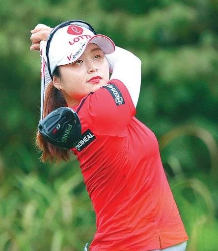 힘차게 티샷을 날리고 있는 프로골퍼 최혜진. 미국여자프로골프(LPGA) 투어에서 맹활약하고 있는 최혜진을 비롯해
한국프로골프(KPGA), 한국여자프로골프(KLPGA) 투어의 정상급 골프 선수들은 물론 야구, 축구, 농구 등 국내 최고의
프로선수들이 시다스의 맞춤 인솔을 사용하고 있다. 사진제공|KLPGA