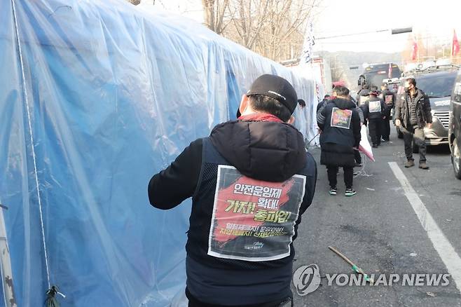 화물연대 조합원들 천막 철거 (대전=연합뉴스) 이주형 기자 = 민주노총 공공운수노조 화물연대본부(화물연대) 대전본부 조합원들이 9일 오후 대전 대덕우체국 앞 화물연대 거점 시위 현장에서 철수하고 있다. 
    화물연대는 총파업 16일째를 맞은 이 날 조합원 투표를 거쳐 파업을 종료하고 업무 복귀하기로 했다. 2022.12.9 coolee@yna.co.kr