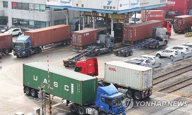 화물연대 파업 종료 (의왕=연합뉴스) 홍기원 기자 = 화물연대가 파업을 종료하고 현장 복귀를 결정한 9일 경기도 의왕시 내륙컨테이너기지(ICD)에서 화물차가 분주하게 오가고 있다. 2022.12.9 xanadu@yna.co.kr