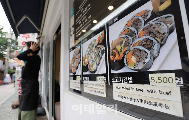 서울 종로구의 한 가게에 가격표가 수정된 김밥 가격이 붙어있다.(사진=이데일리 노진환 기자)