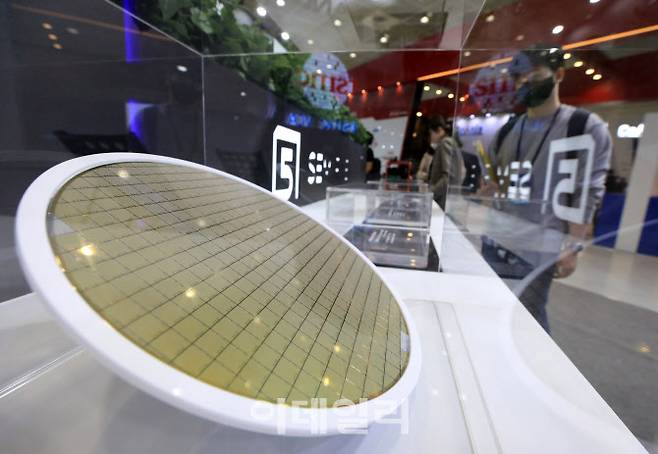 전시회에서 참관객이 반도체 웨이퍼를 살펴보고 있다. (사진=뉴스1)