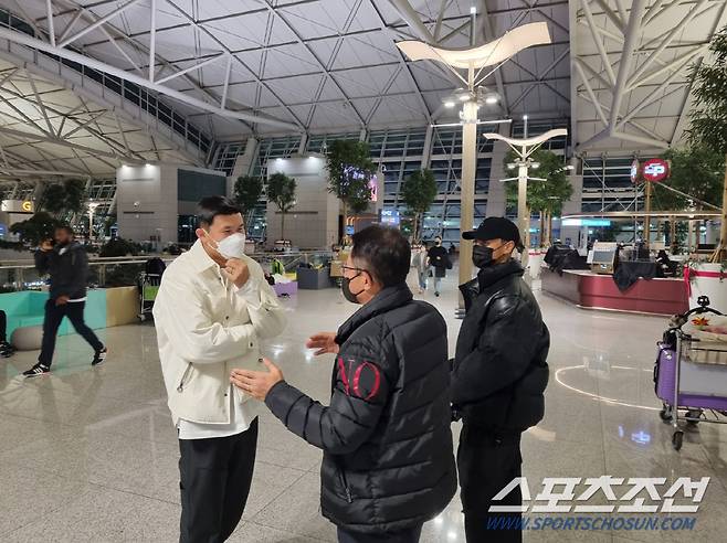 ◇10일 황희찬 출국길에 깜짝 등장한 김민재 백승호. 사진(인천공항)=윤진만 기자