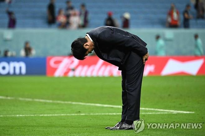 크로아티아전 패배 후 관중에 인사하는 모리야스 日 감독 (도하 AFP=연합뉴스) 모리야스 하지메(54) 일본 축구 국가대표팀 감독이 5일(현지시간) 카타르 도하 남부 알와크라의 알자눕 스타디움에서 열린 2022 카타르 월드컵 16강 크로아티아전 경기가 끝난 뒤 경기장을 찾은 관중을 향해 허리 숙여 인사하고 있다. 모리야스 감독은 일본을 이끌고 조별리그에서 독일과 스페인을 꺾고 조 1위로 16강에 진출하는 돌풍을 일으켰으나, 이날 크로아티아를 상대로 승부차기까지 가는 접전 끝에 결국 패배했다(연합뉴스)