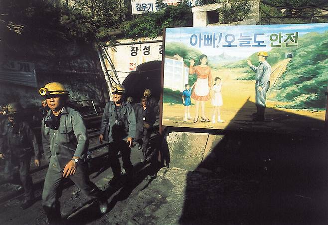 장성 탄광 광부들 모습. 이정용 선임기자 lee312@hani.co.kr
