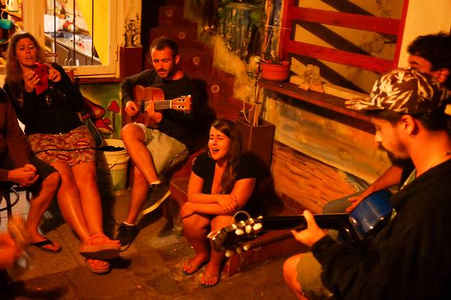 호스텔 마당에서 기타 치고 노래하며 저녁 시간을 보내는 피서객들. 노동효 제공