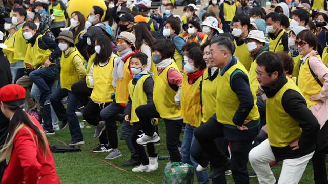 지난 10월 서울광장에서 열린 건강 한마당에서 시민들이 건강댄스 동작을 배우고 있다. 뉴스1