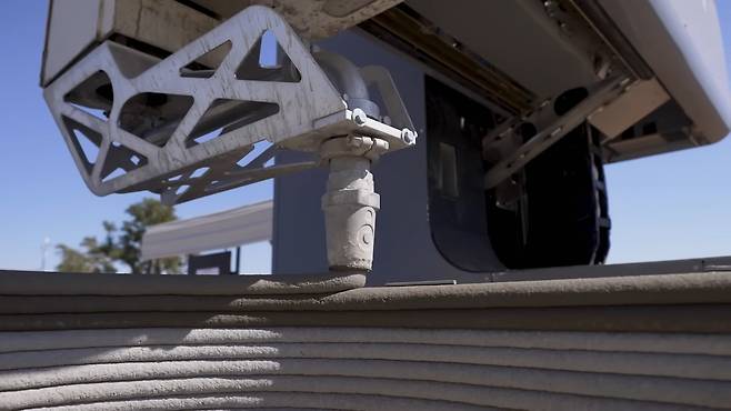 3D 프린트는 기존 건축 기술에 비해 간편하고 효율적이다. 황정아 박사는 “달 표면에 기술을 적용하는 건 현 단계로선 해운대 모래사장 위에 모래성을 짓는 것처럼 공상과학에 가까운 아이디어”라며 “하지만 실현만 된다면 3D 프린트가 달에 건물을 올리는 데 가장 적합한 방법일 것”이라고 말했다. 사진 아이콘