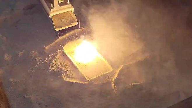 달 표면 40㎝ 정도를 덮고 있는 흙을 레골리스라고 한다. 이 역시 지구와 마찬가지로 규소를 풍부하게 포함하고 있어 레이저를 쬐면 단단한 구조의 결정이 만들어진다. 사진 아이콘