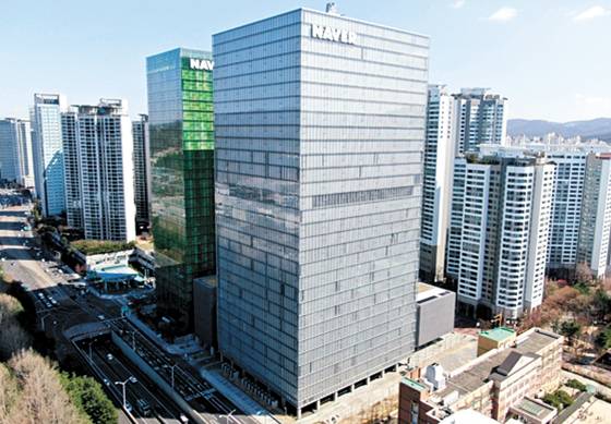 네이버는 신성장 동력 확보를 위해 미국의 패션 중고거래 플랫폼 포쉬마크(Poshmark· 아래 사진)를 인수했다. 사진은 네이버 본사 전경. [연합뉴스]