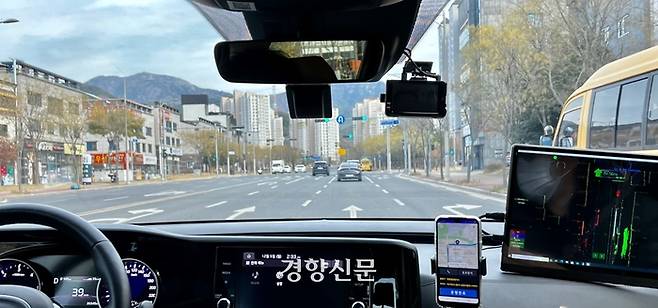 대구 달성군 테크노폴리스 한 도로에서 지난 5일 주행 중인 ‘달구벌 자율차’ 내부의 모습. 운전 보조석에 부착된 태블릿 PC 화면 상에 정밀지도와 함께 외부 장애물들이 실시간으로 표시되고 있다. 백경열 기자
