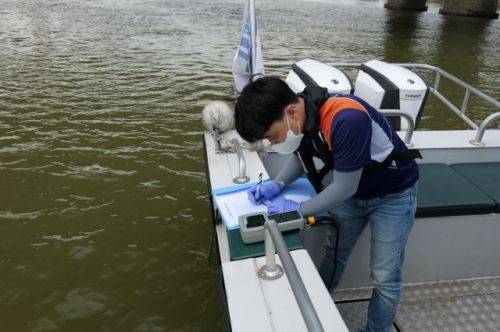 보건환경연구원에서 조류검사를 하는 모습(인터뷰이와 상관없는 이미지). 서울시 보건환경연구원 제공