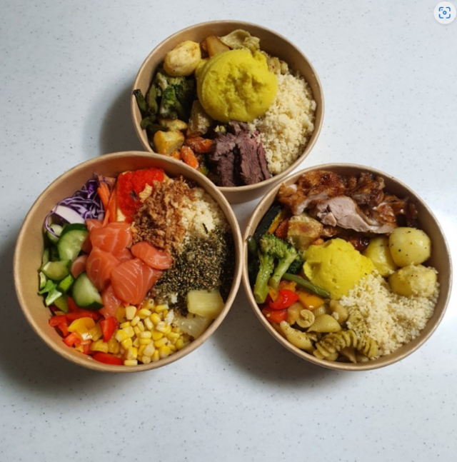 성매매 알선 조직이 운영한 강남의 한 샐러드 전문 식당의 후기 사진에 누리꾼들의 관심이 모아졌다. 온라인 커뮤니티 갈무리