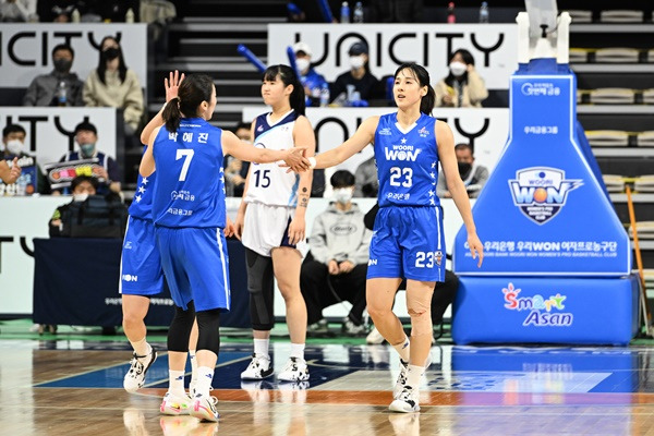 우리은행 선수단 / 사진=WKBL 제공