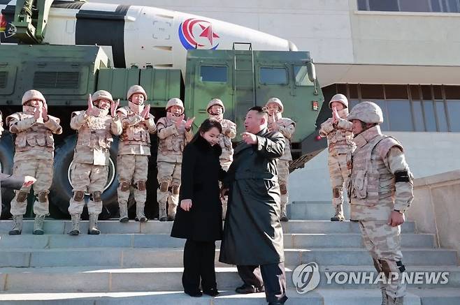 김정은, ICBM 공로자들과 기념사진…둘째딸 또 동행 (서울=연합뉴스) 북한 김정은 국무위원장이 지난 18일 있었던 대륙간탄도미사일(ICBM) '화성-17형' 발사에 참여했던 공로자들과 기념사진을 찍고 그들의 노력을 평가했다. 
 조선중앙TV는 27일 "경애하는 김정은 동지께서 신형대륙간탄도미사일 화성포-17형 시험발사 성공에 기여한 성원들과 함께 기념사진을 찍으시였다"고 보도했다.
 특히 이번 기념촬영에 "경애하는 총비서 동지께서 존귀하신 자제분과 함께 촬영장에 나왔다"고 밝혔다. 김 위원장은 지난 18일 ICBM 발사장에서 처음 공개했던 둘째 딸과 이번에도 손을 꼭 잡고 등장했다. [조선중앙TV 화면] 2022.11.27 
    [국내에서만 사용가능. 재배포 금지. For Use Only in the Republic of Korea. No Redistribution] 
 nkphoto@yna.co.kr
