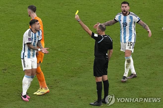 옐로카드를 꺼내든 주심 [AP=연합뉴스]