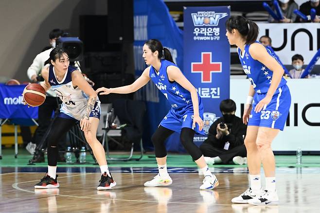 공격 기회를 엿보는 신한은행 김소니아(왼쪽). [WKBL 제공. 재판매 및 DB 금지]