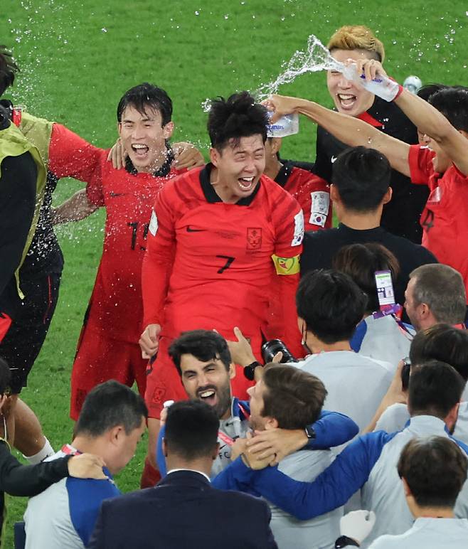 기적같은 16강 진출을 이룬 한국 축구대표팀 선수들이 16강 진출을 확정한 후 서로 부등켜 안으며 환호하고 있는 모습(사진=AP PHOTO).