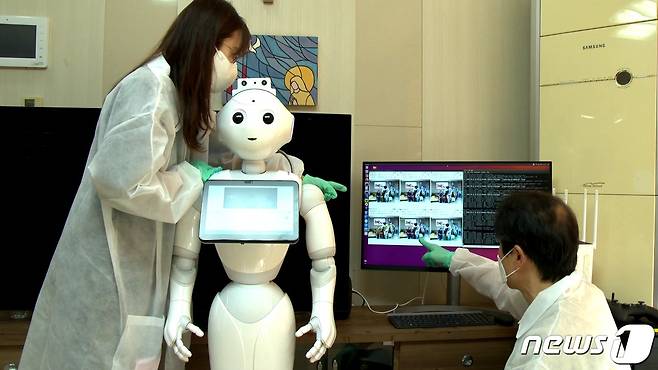 ETRI 연구진이 독거노인 가정에서 휴먼케어 로봇 AI를 실증하고 있다. (ETRI 제공) /뉴스1