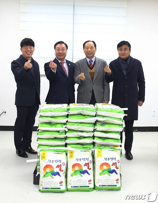 이병철 대전시의회 산업건설위원장과 공사 관계자가 복지시설에 쌀을 전달하고 포즈를 취하고 있다.(대전도시공사 제공)