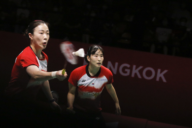 김혜정(왼쪽)-정나은이 10일(현지시간) 태국 방콕에서 열린 2022 세계배드민턴연맹(BWF) 월드투어 파이널스 여자복식 4강전에서 태국 선수들과 랠리를 하고 있다. 방콕|EPA 연합뉴스