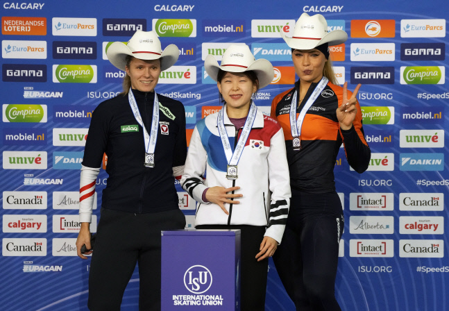 김민선(가운데)이 월드컵 3차 대회 금메달 획득 뒤 시상대에서 포즈를 취하고 있다. 캘거리|EPA 연합뉴스