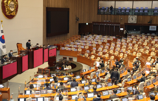 김진표 국회의장이 11일 오전 서울 여의도 국회에서 열린 본회의에서 국민의힘 의원들이 퇴장한 가운데 이상민 행정안전부 장관 해임 건의안 가결을 알리는 의사봉을 두드리고 있다. (사진=연합뉴스)