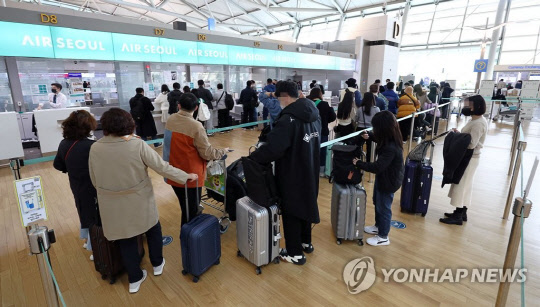 지난 9일 인천국제공항 1터미널 출국장에 오사카행 비행기 탑승 대기줄이 길게 늘어서 있다. 연합뉴스