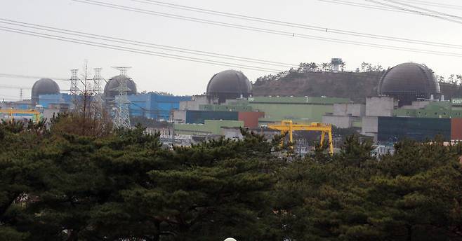 전남 영광군 한빛원자력발전소 전경. 맨 오른쪽에 있는 둥근 돔이 11일부터 재가동을 시작한 4호기 격납건물이다. 연합뉴스