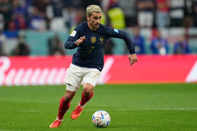프랑스의 앙투안 그리에즈만이 11일 카타르 알코르 알바이트 스타디움에서 열린 2022 카타르 월드컵 8강전 잉글랜드와의 경기에서 공을 몰고 질주하고 있다. 알코르=AP 연합뉴스
