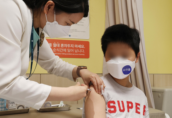 서울 강서구 미즈메디 병원 소아청소년과에서 한 어린이가 백신을 맞고 있다. [사진=뉴시스]