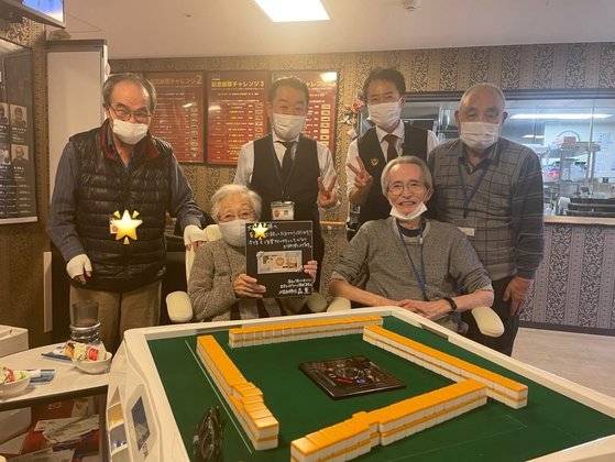 라스베이거스에서는 매일 어르신들의 게임 결과를 알림장에 기재하고 시상식도 개최한다. 사진 페이스북 캡처