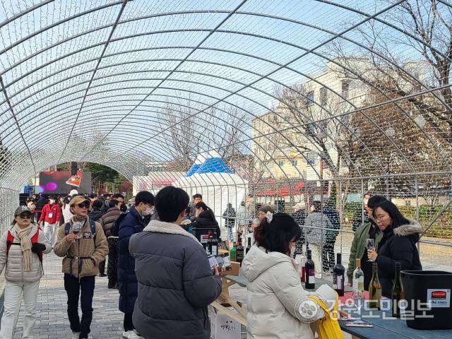 ▲ 강릉문화재단이 주관한 ‘제1회 와인축제’가 지난 9일부터 11일까지 강릉 월화거리에서 성황리 펼쳐졌다.