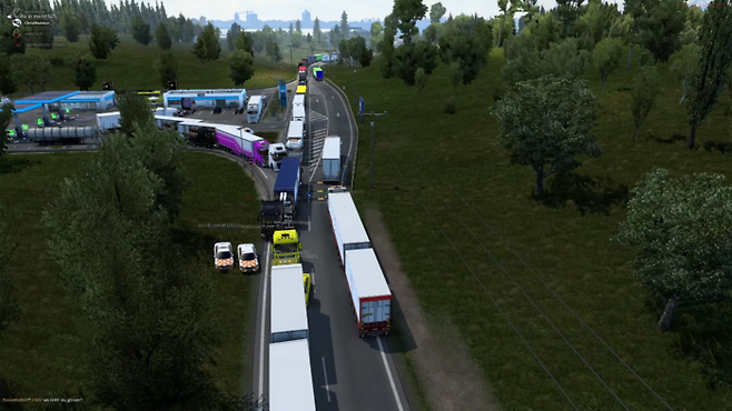 TruckersMP 내에서 교통 체증이 일어나는 모습 [유튜브 Chris Maximus 캡처]