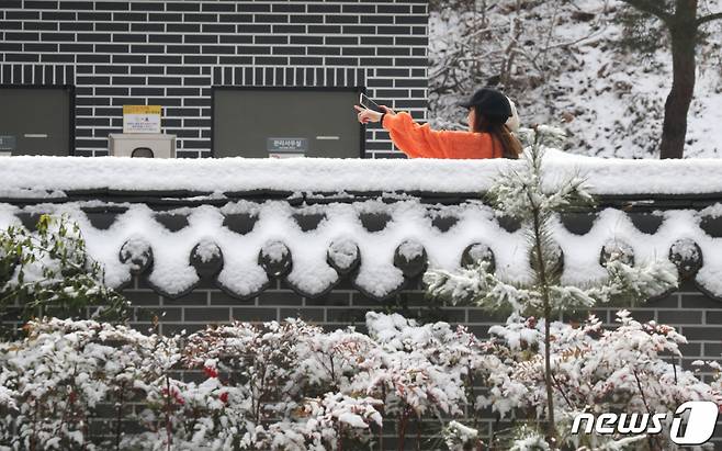 수도권과 충청지역에 눈이 내린 지난 6일 경기 수원시 장안구 노송지대를 찾은 시민들이 겨울 정취를 만끽하고 있다./사진=뉴스1