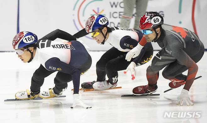 [몬트리올=AP/뉴시스] 남자 쇼트트랙 대표팀의 김태성(사진 가장 왼쪽)과 홍경환. 2022.10.30