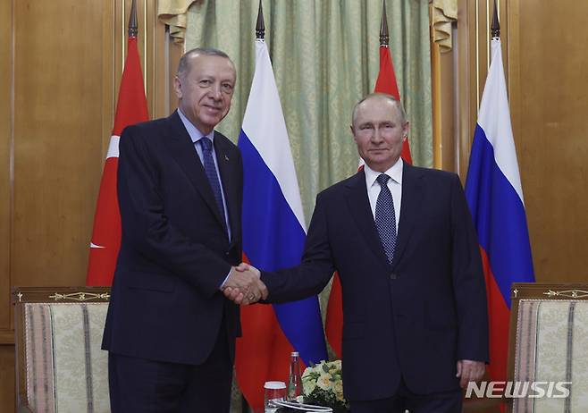 [소치=AP/뉴시스] 블라디미르 푸틴 러시아 대통령(오른쪽)과 레제프 타이이프 에르도안 튀르키예(터키) 대통령. 2022.08.06.