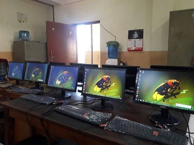 네팔 학교에 후원한 컴퓨터 [유용필 경사 제공. 재판매 및 DB 금지]