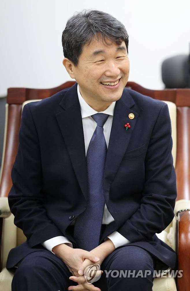 환하게 웃는 이주호 부총리 (서울=연합뉴스) 김인철 기자 = 이주호 사회부총리 겸 교육부 장관이 정부서울청사에서 연합뉴스와 인터뷰를 하고 있다. 2022.12.11 yatoya@yna.co.kr