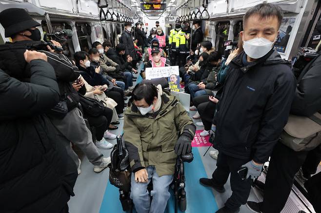 지난 2일 전장연 회원들이 서울 4·6호선 삼각지역에서 지하철 탑승 시위를 벌이고 있는 모습. (사진=연합뉴스)