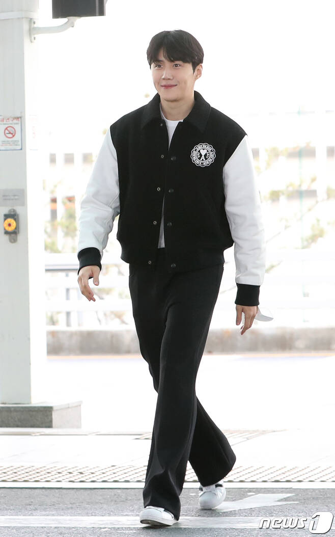 배우 김선호가 아시아 아티스트 어워즈(AAA) 참석차 12일 인천국제공항을 통해 일본 나고야로 출국하고 있다.ⓒ News1 권현진 기자