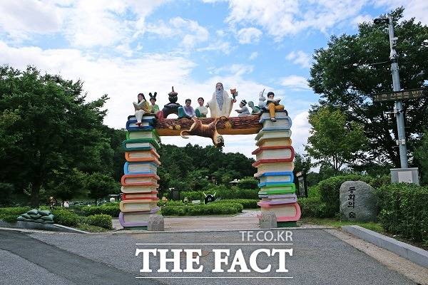 한국관광공사가 주관한 친환경 추천 여행지로 충북 괴산군 괴산읍 검승리에 소재한 성불산 자연휴양림이 선정됐다. /괴산군 제공.