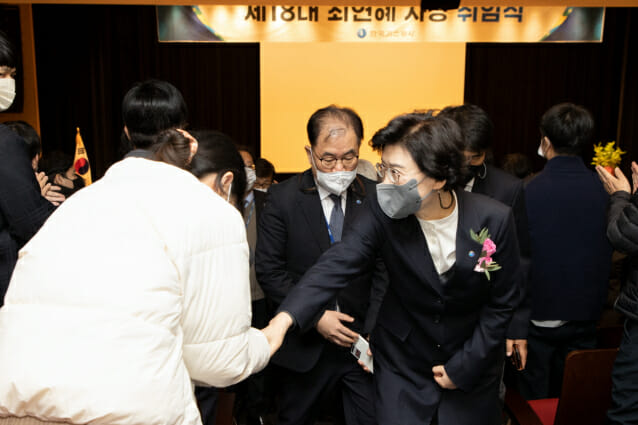 최연혜 한국가스공사 사장(오른쪽)이 취임식장에 서 직원들과 악수를 나누고 있다.