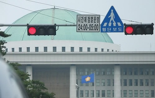 교수들은 올 한 해 우리 사회를 표현하는 사자성어로 '과이불개'를 꼽았다. 잘못을 하고도 고치지 않는다는 의미다. [이미지출처=연합뉴스]