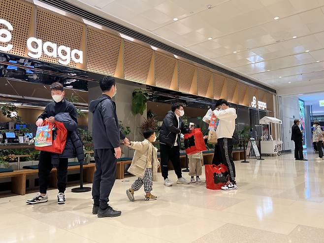 중국 베이징 궈마오의 한 쇼핑몰에서 지난 4일 고객들이 쇼핑하고 있다. 전날 베이징의 쇼핑몰 19곳이 영업을 재개했다./베이징=이벌찬 특파원